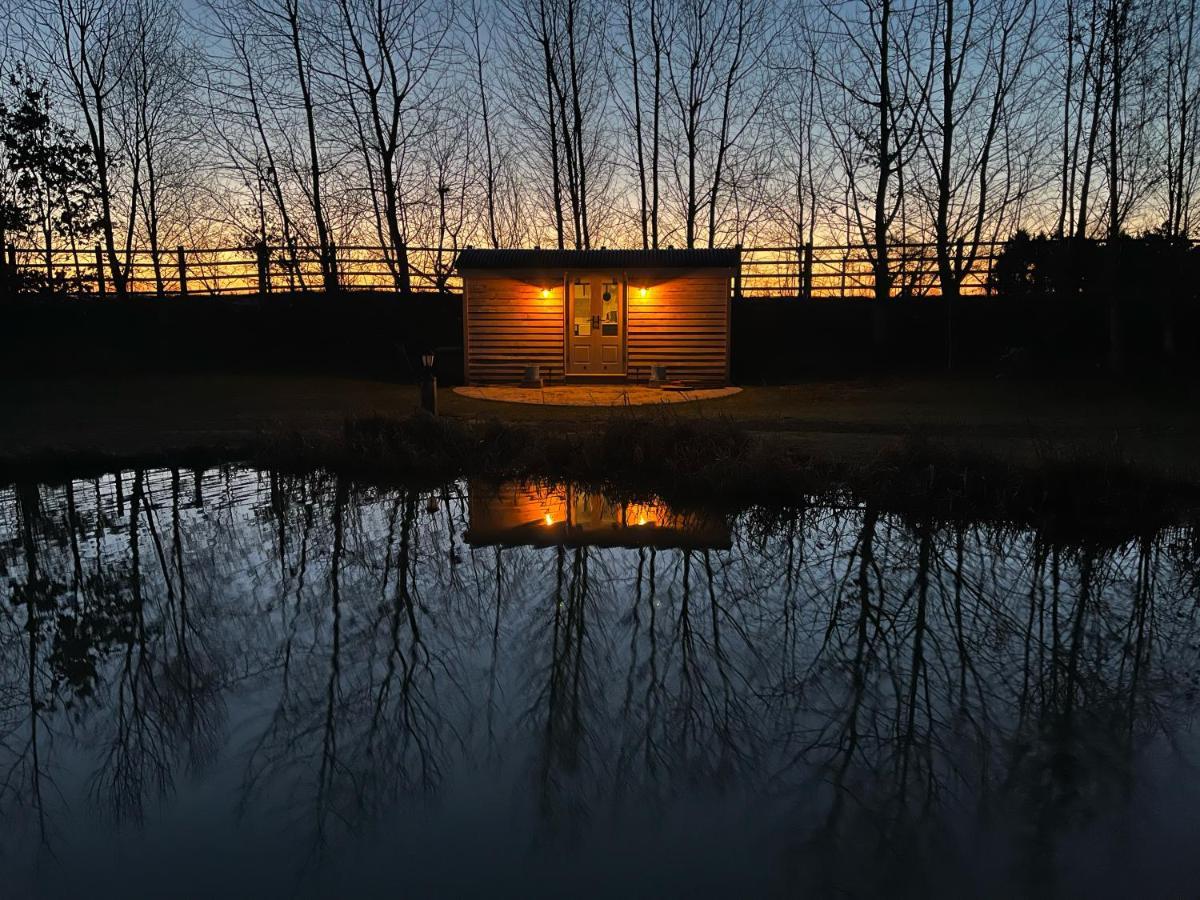 Luxury Shepherds Hut - The Sweet Pea By The Lake York Eksteriør bilde